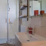 2 Bedroom Stunning In *