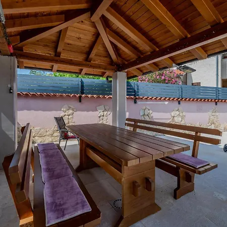 2 Bedroom Stunning In Appartamento Fažana